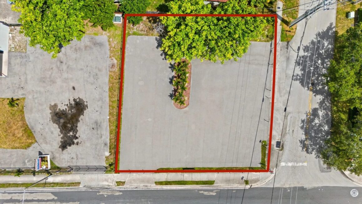 2215 Davie Blvd paved parking parcel included in the sale